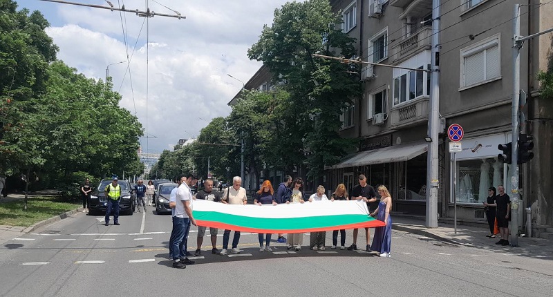 Издигат националния флаг на кръстовище в Бургас в памет на Ботев