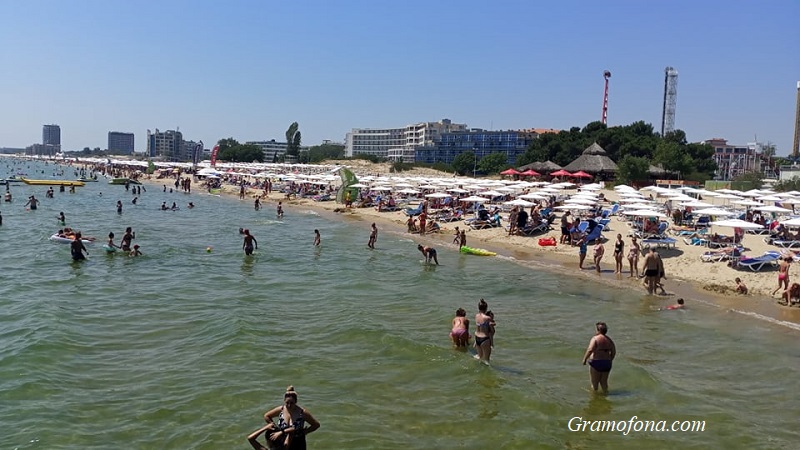 Пълен плаж и тих Слънчев бряг в края на юли