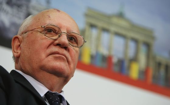 Погребват Михаил Горбачов до съпругата му Раиса
