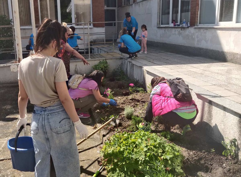 Преподаватели и студенти заедно освежиха пространства в Университет „Проф. д-р Асен Златаров“ - Бургас