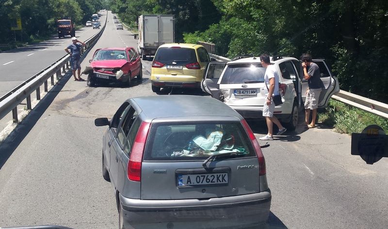Два автомобила се размазаха край Отманли