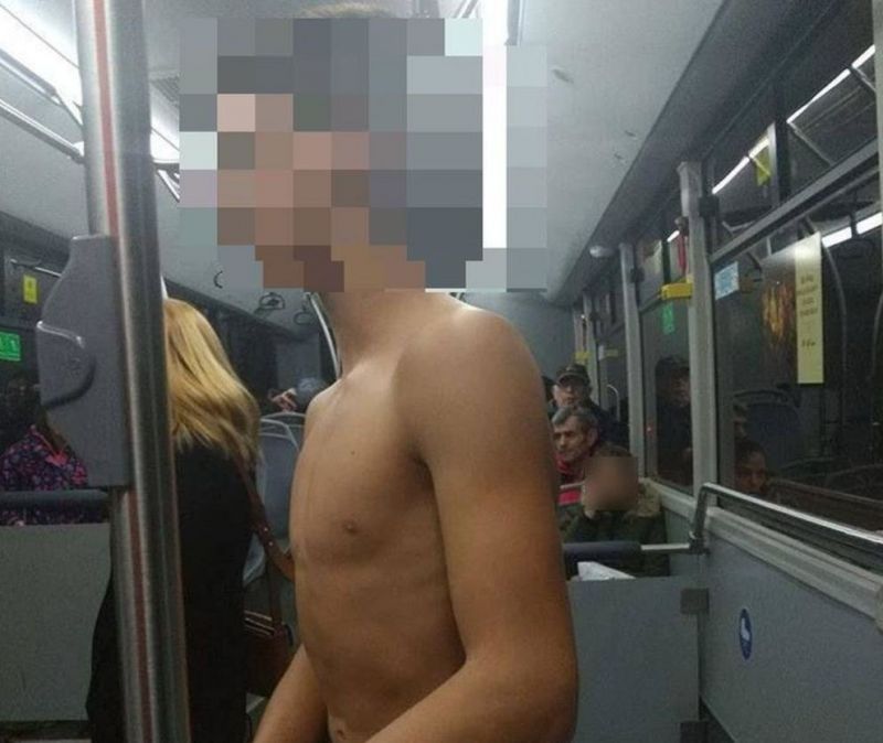 Трима мъже съблякоха и обраха 14-годишно дете в автобус в София