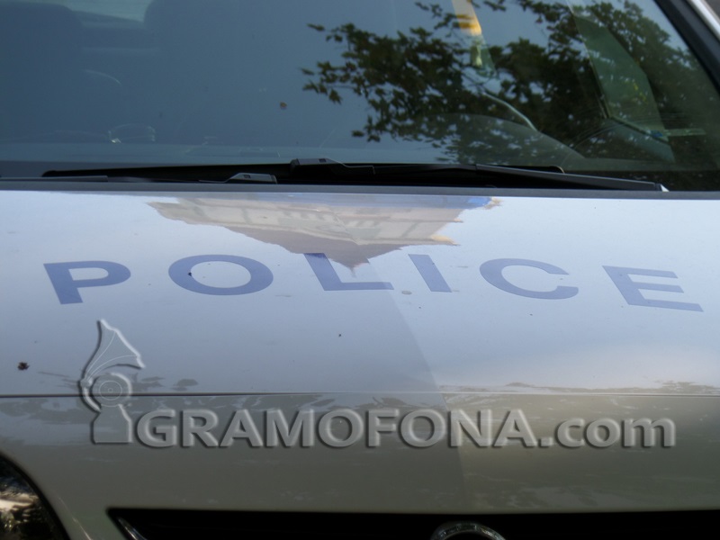 Арести на полицаи за незаконна търговия с коли