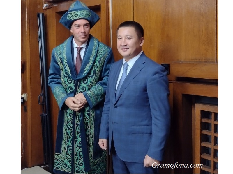 Облякоха кмета в казахски шапан