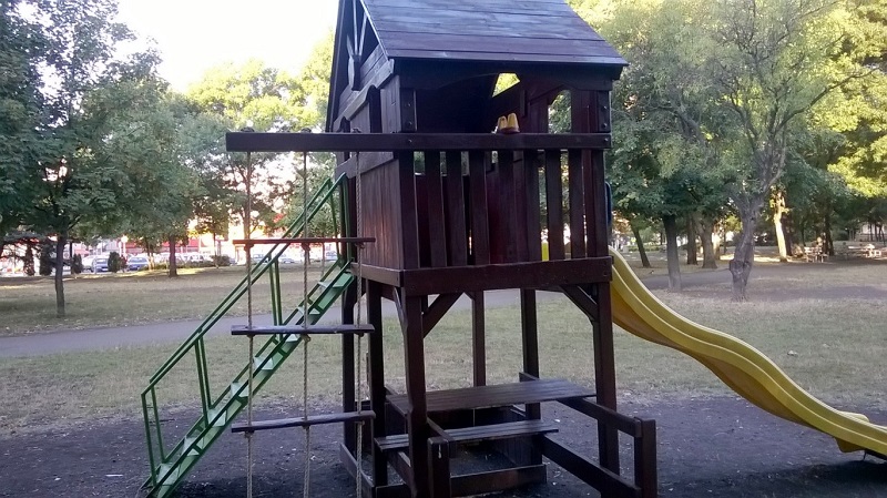 Ремонтирани са две детски площадки