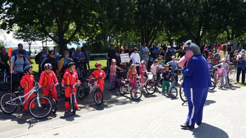 Сдружение SOS-ПТП и Инспектор Хитами караха колела с бургаски деца