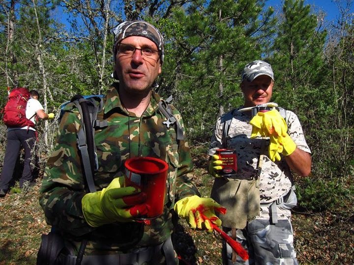 Доброволци възстановяват туристическата маркировка в Стара планина