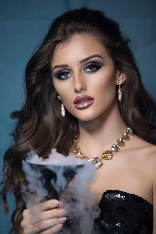 Поп певица и две победителки в Мис Черноморец са последните лица в модния календар на Бургас 