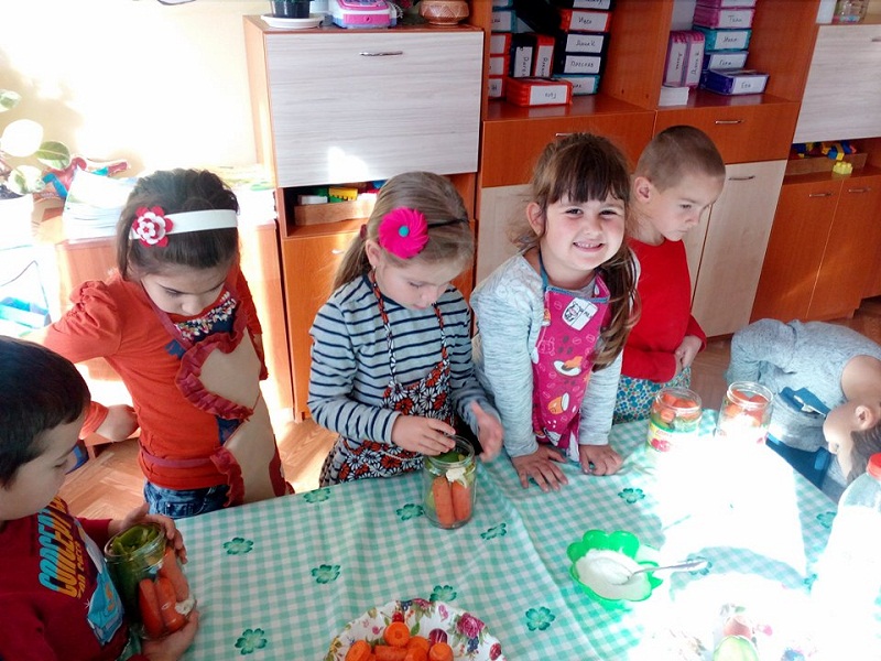 Бургаски хлапета станаха майстори на туршията