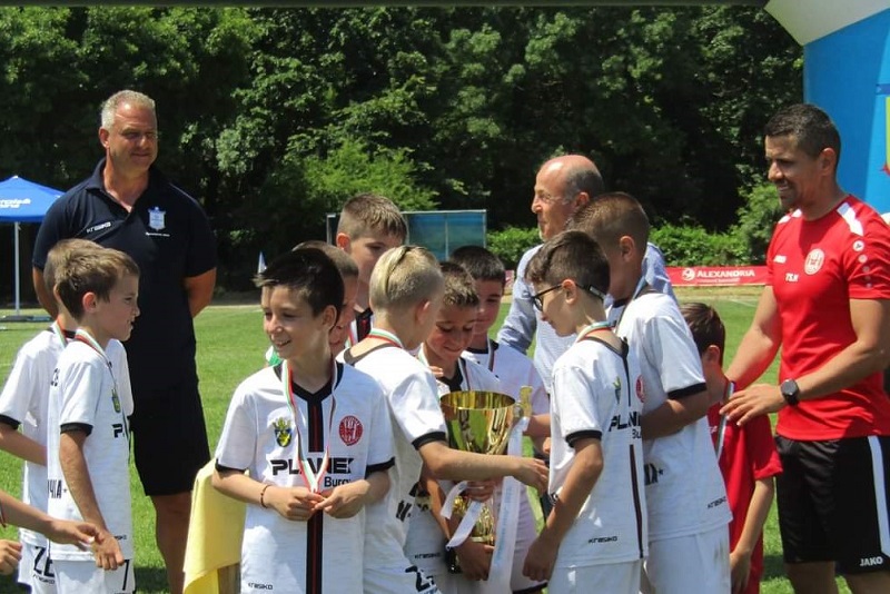 Отбор на „Звездичка“ спечели шампионска купа на национален футболен турнир