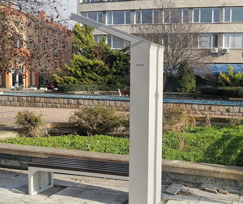 Карнобат с първа соларна пейка