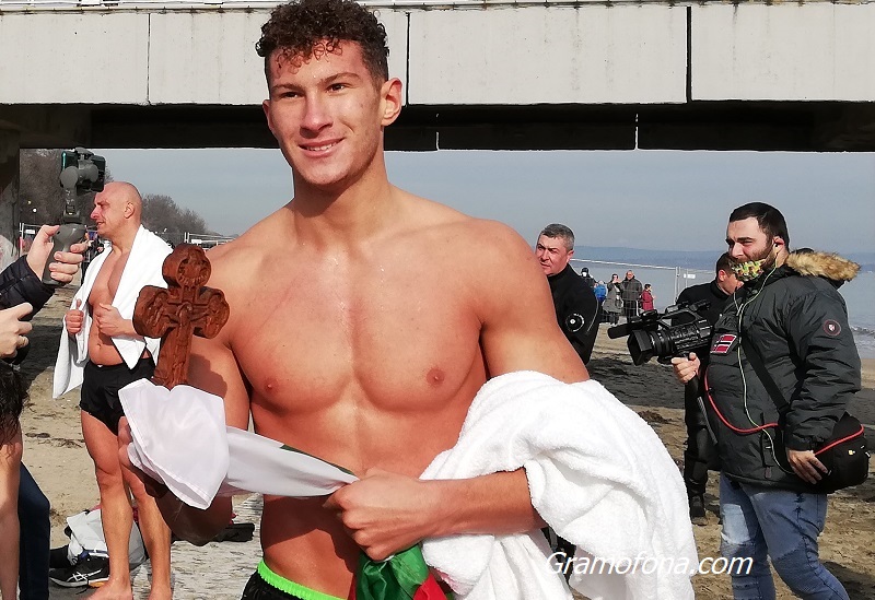 19-годишният Иван Гайтанов спаси кръста в Бургас