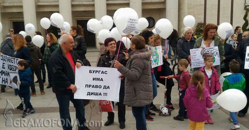 100 души протестират в Бургас заради мръсен въздух