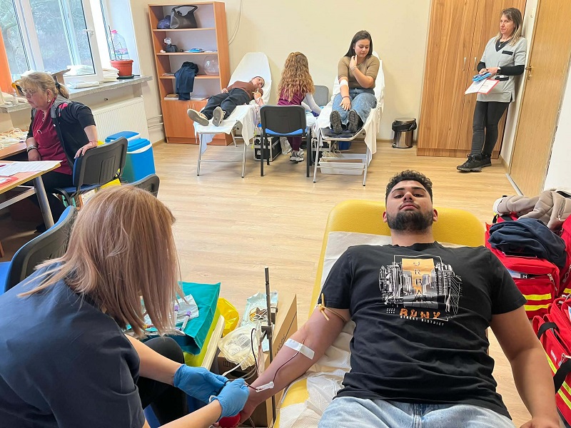 Младите от Карнобат с първа кръводарителска акция