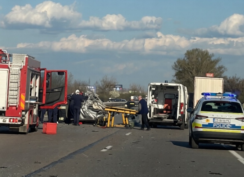 Тежка катастрофа на „Тракия“, автомобил е премазан на пътя