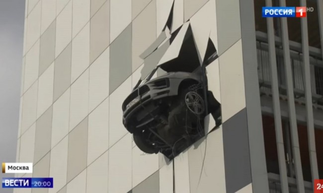 Кола увисна от третия етаж на сграда в Москва