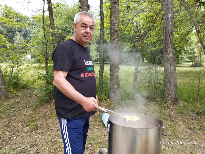 Ето как се приготвя уникалният странджански боб с кука