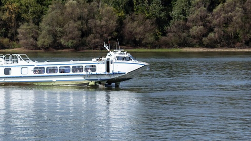 Руски катер се преобърна в Черно море, двама души загинаха