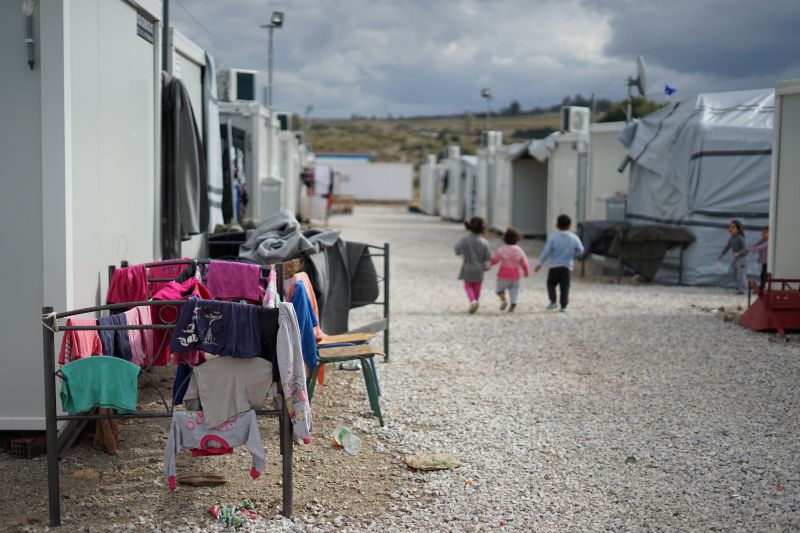 Първи смъртен случай от COVID в мигрантски лагер в Гърция