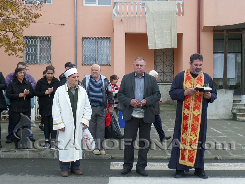Поп и ходжа се молиха за здравето на жителите от злощастното село Крушевец
