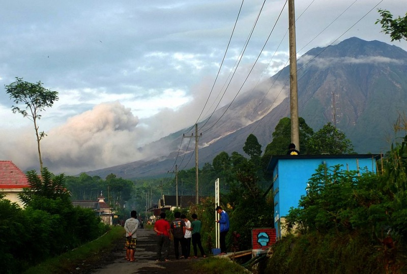 Изригна вулканът Семеру, пепел покри няколко села