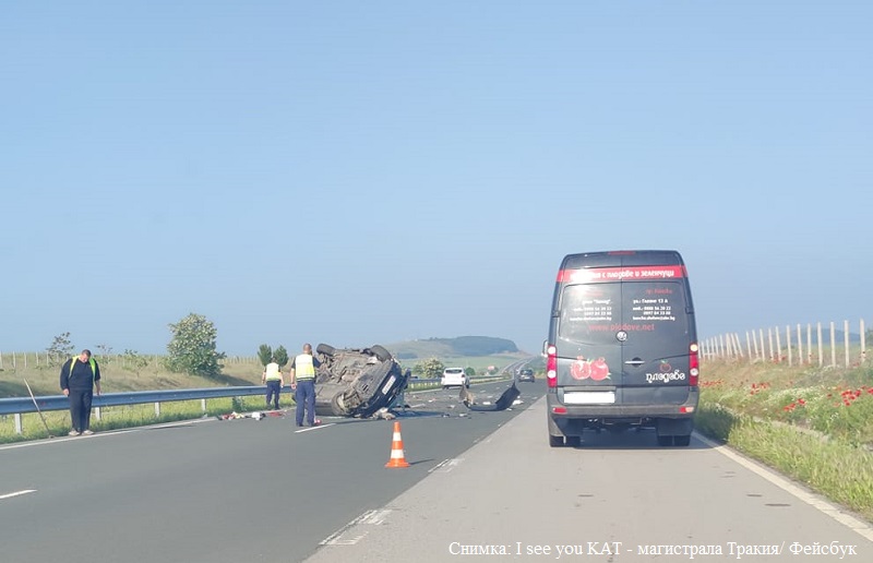 Катастрофа на магистрала Тракия, кола е обърната по таван