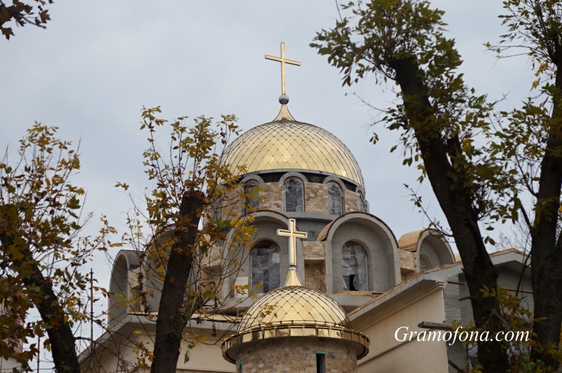 Куполът на храма в „Славейков“ заблестя с цялата си прелест (СНИМКИ)