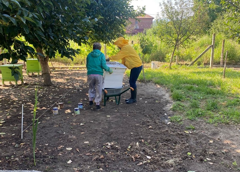 Жени ГЕРБ подариха кошери на пострадали от наводненията в Каравелово 
