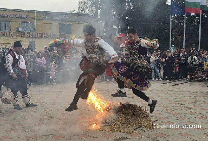 Голямо кукерско шествие в Камено (СНИМКИ и ВИДЕО)