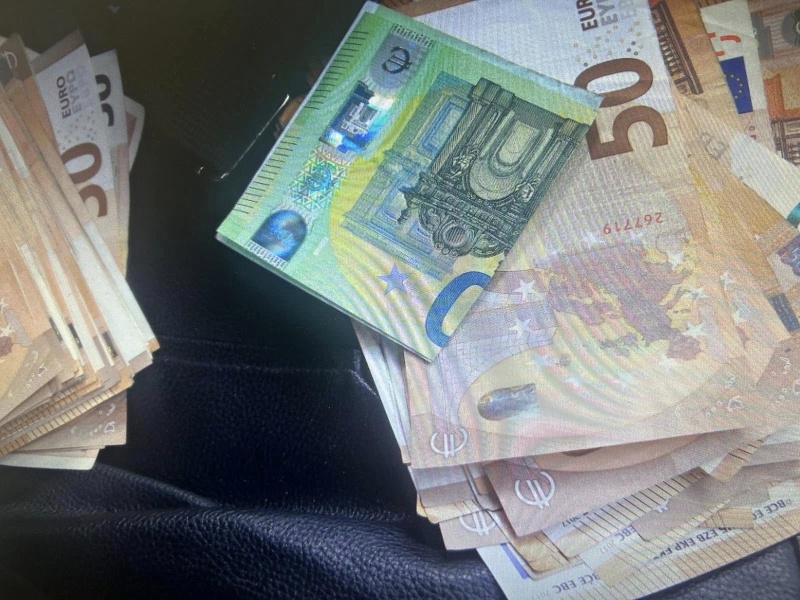 Общински съветник и член на СИК са арестувани за купуване на гласове