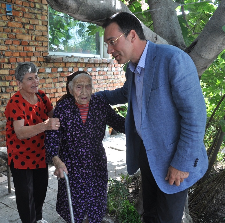 На 100 години баба Дойка видя за първи път жив кмет