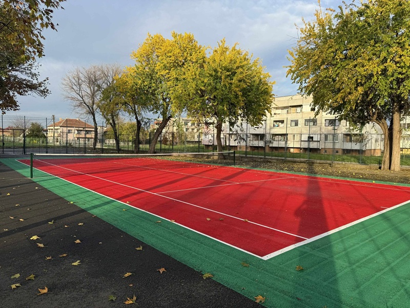 Камено вече има изцяло обновено тенис корт игрище