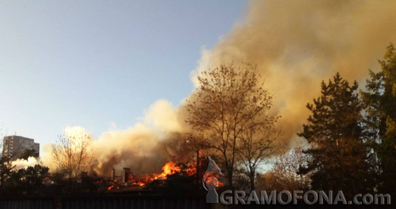 Голям пожар горя край Летище София