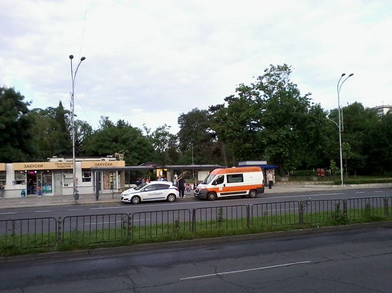Мъж почина докато чака автобус