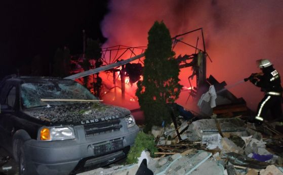 Русия подложи на масов обстрел Харков, двама загинали, поразени са училище, кафене, библиотека