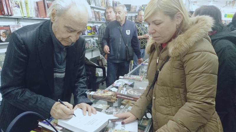 Книги с автографи на Антон Дончев и Георги Господинов в кошницата на „Големи автори за малки библиотеки“