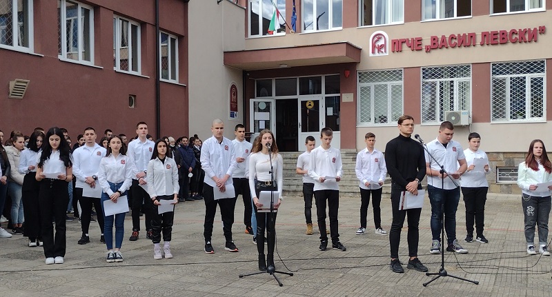 Защо днешният ден е толкова емоционален в Руската гимназия в Бургас