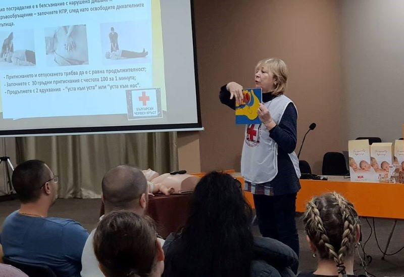 Бургаските родители ще преминат обучение по първа долекaрска помощ за бебета и малки деца