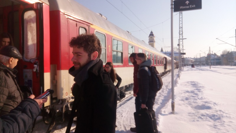 След 3 часа на минусови температури, пътниците от авариралия влак пристигнаха в Бургас