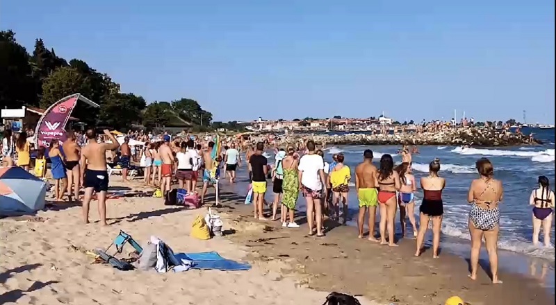 Спасители извадиха трима давещи се на Южния плаж в Несебър