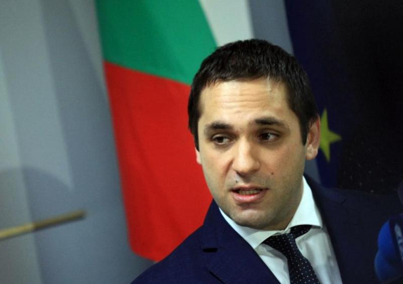 Министър Караниколов: Ще има и безвъзмездна помощ за бизнеса