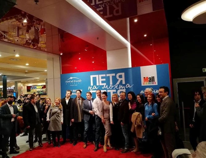 Правителството отиде на кино