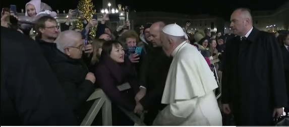 Папата плесна през ръката напориста мирянка (ВИДЕО)