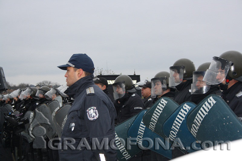 Тумба цигани от Дебелт държат сметка на кметицата. Иска да ги изселва