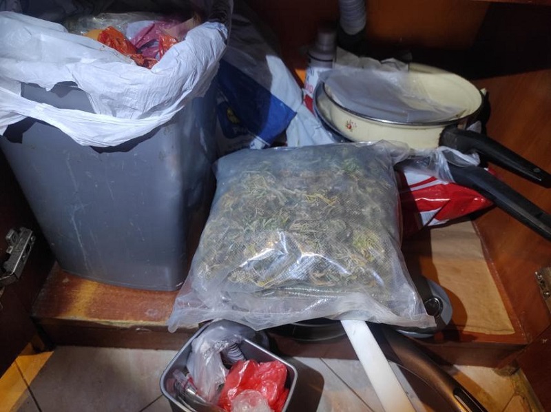 Полицията в Бургас намери наркотици в дома на криминално проявен, арестува го 