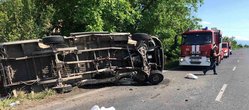 Жертви и ранени при удар между кола и микробус в Пловдивско