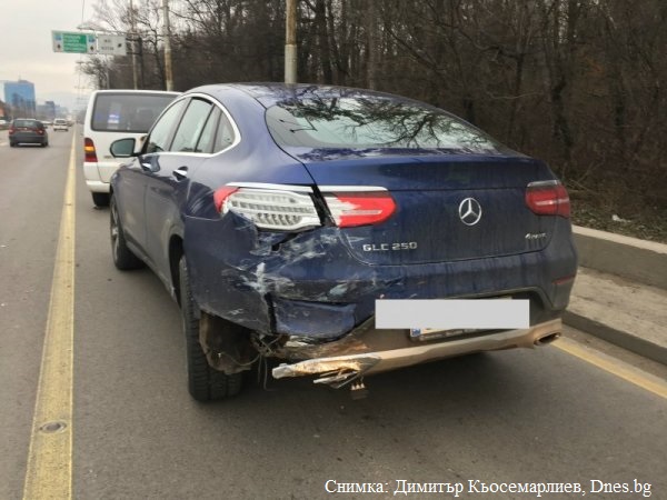 Деси Банова-Плевнелиева катастрофира, бус я ударил на Цариградско шосе