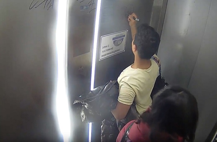 Малък „герой“ системно драска асансьорите на пасарелката до „Мираж“