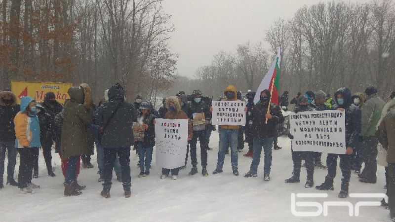 Протест в снега с искане за цялостен ремонт на пътя за Южното Черноморие 
