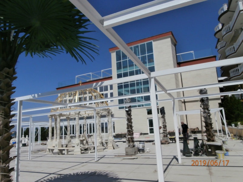 Събарят незаконен ресторант в Елените